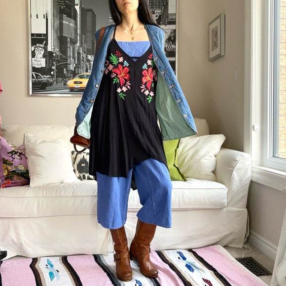 Black strappy floral embroidery asymmetric hem top - Picture 2 of 14